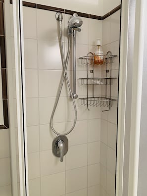 Dusche, Haartrockner, Bidet, Handtücher