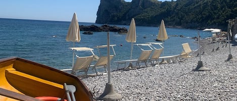 På stranden