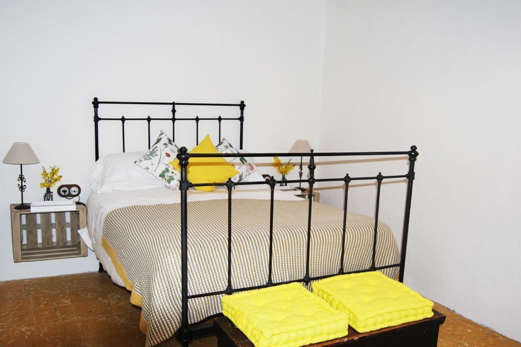 Rural house with patio and barbecue. Ideal families 6/8 people