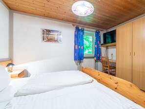 2 bedrooms, travel crib, free WiFi, bed sheets
