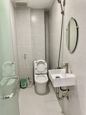 Dusj, toalettartikler (inkludert), tøfler og håndklær