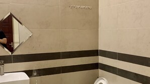 A bathroom with a toilet, sink, and a mirror. - Bao Ngoc Hotel (Ho Chi Minh City)