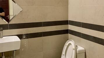 Camera doppia | Bagno | Doccia, set di cortesia gratuito, pantofole, asciugamani