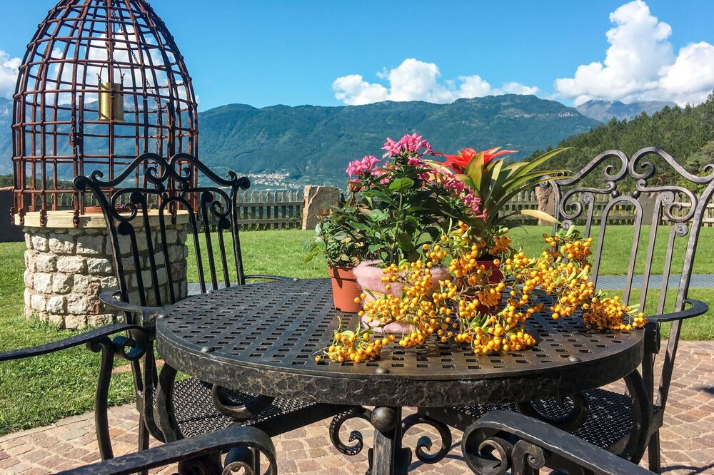 Beautiful apartment for 6 people with WIFI, TV, balcony, pets allowed and parking