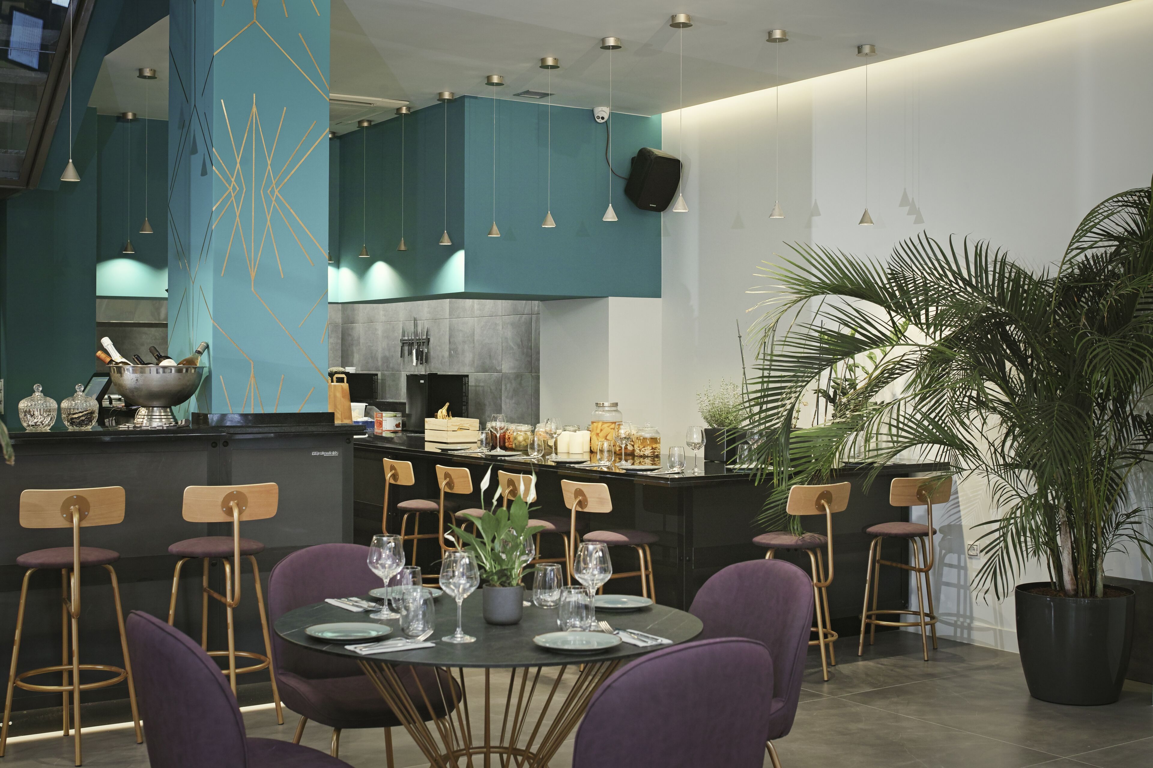 daily cooked-to-order breakfast (eur 15 per person)