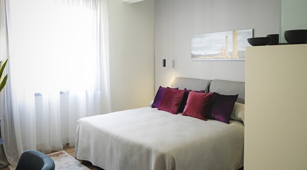 Deluxe kamer | Lakens van Egyptisch katoen, luxe beddengoed, donsdekens, een minibar