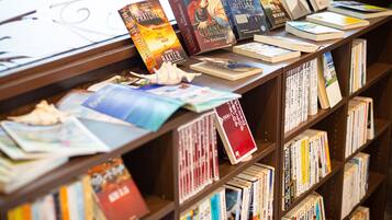 Uma livraria com estantes repletas de livros diversos.