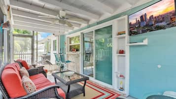 Biệt thự, 2 phòng ngủ | Khu phòng khách | TV 30-inch có truyền hình cáp