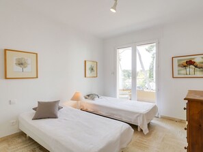 2 quartos, berço de viagem, Wi-Fi de cortesia, roupa de cama