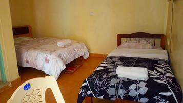 Escritorio, wifi gratis y ropa de cama