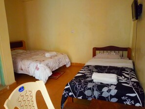 Escritorio, wifi gratis y ropa de cama 