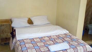 Escritorio, wifi gratis y ropa de cama