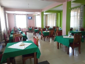 Petit déjeuner et déjeuner servis sur place, spécialités Cuisine locale