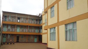 Edifici de diversos pisos amb un pati interior.