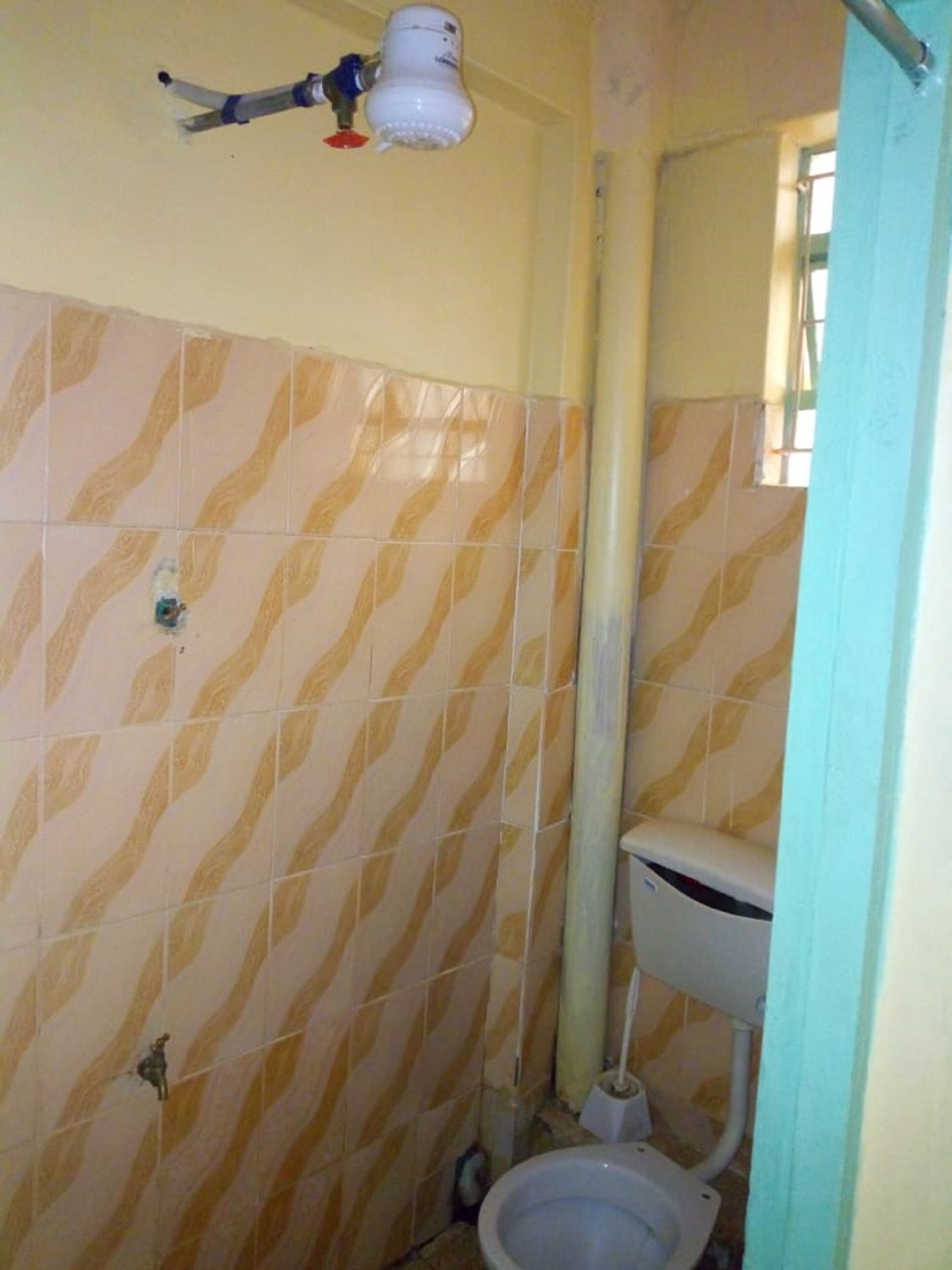 تجهيزات دش، دُش غزير، مستلزمات مجانية للعناية الشخصية، مناشف