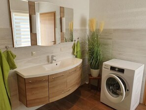Shower, towels - Lovely Apartment in Thale Near Forest (Thale)