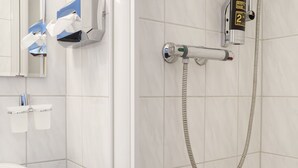 Villa | Badkamer | Een douche