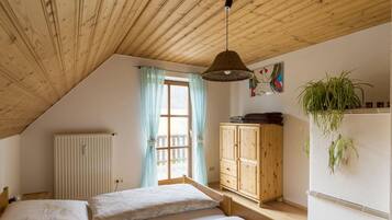 Apartment | 2 bedrooms, individually furnished, iron/ironing board, bed sheets