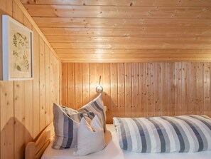 3 kamar tidur dan dilengkapi dengan perabotan berbeda-beda
