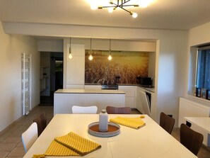 Fridge, microwave, oven, dishwasher - Buzz Into This Appealing Villa at the Belgian Coast (Koksijde)
