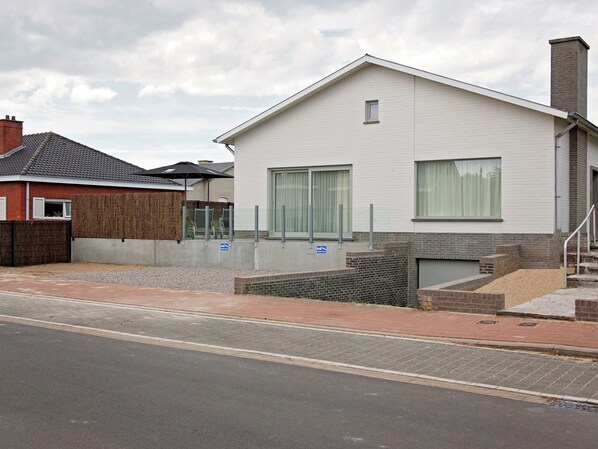 Exterior - Enticing Holiday Home in Middelkerke near Sea (Middelkerke)