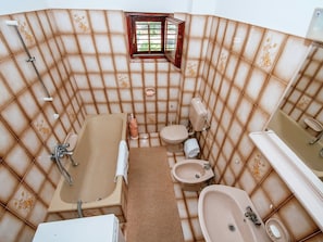 Apartment | Bathroom | Bathtub, towels