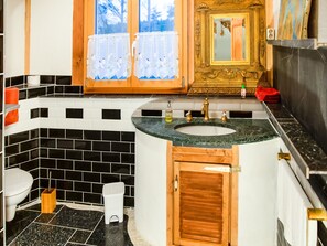 Apartment | Badezimmer | Dusche, Handtücher
