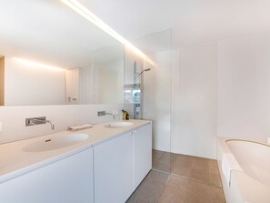 Apartment | Bathroom | Bathtub, towels