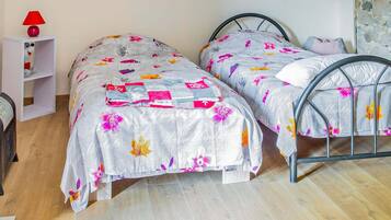 Stuga | 2 sovrum, unika möbler och sängkläder