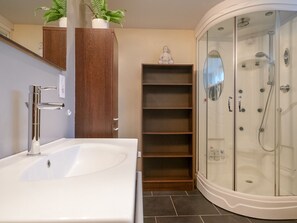 Apartment | Badezimmer | Dusche, Handtücher