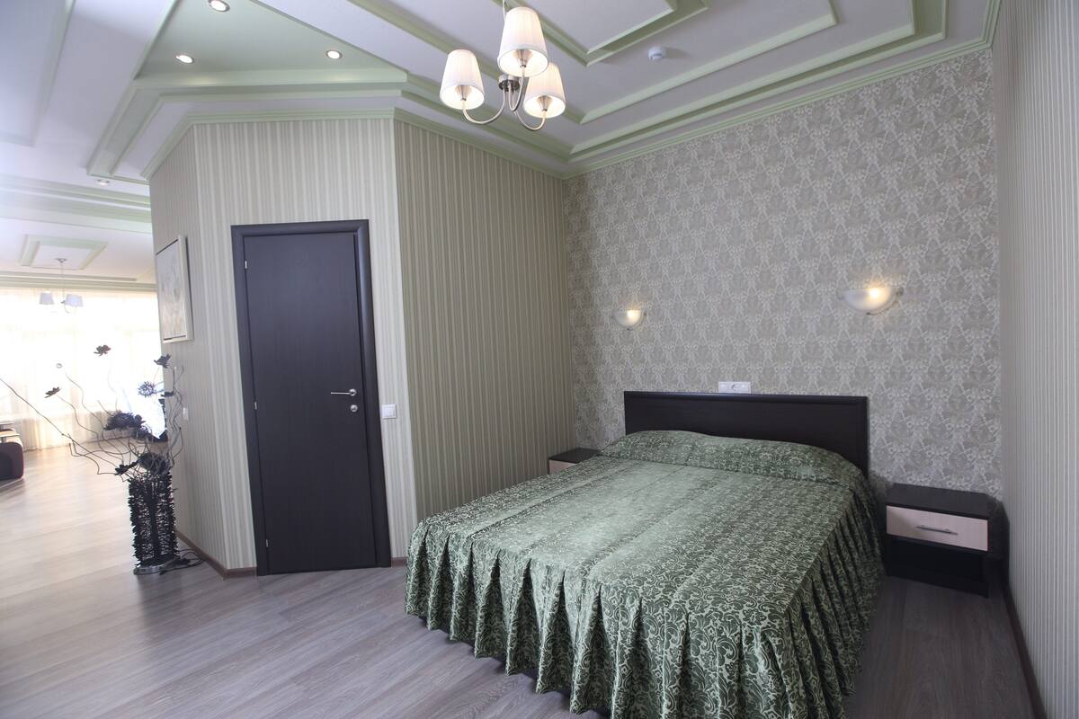 Suite monolocale Premium | Una cassaforte in camera, una scrivania, tende oscuranti