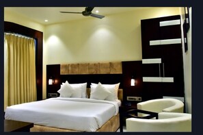 Minibar, in-room safe, individually decorated, individually furnished