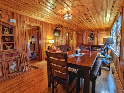 The Getaway: Charming 1950s Cottage with Modern Comforts at Lake Junaluska, Dog