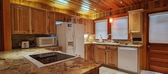 The Getaway: Charming 1950s Cottage with Modern Comforts at Lake Junaluska, Dog