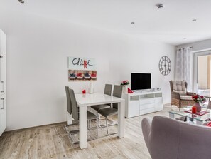 Dining - Chic Holiday Home in Varel With Balcony (Varel)