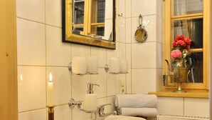 Huis | Badkamer | Een douche, handdoeken