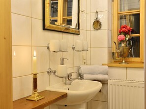 Ferienhaus | Badezimmer | Dusche, Handtücher