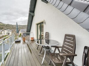 House | Balcony - Inviting Holiday Home in Insul With Patio (Insul)