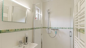 Shower, towels - Bed & Breakfast Apartment in Herzberg am Harz (Herzberg am Harz)