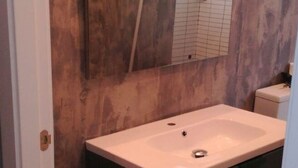 Bathroom - Homely Apartment in Cordoba With Terrace (Córdoba)