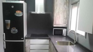 Private kitchen - Homely Apartment in Cordoba With Terrace (Córdoba)
