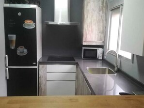 Wasserkocher mit Kaffee-/Teezubehör, Kühlschrank, Mikrowelle