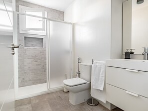 Buồng tắm vòi sen, khăn tắm 
