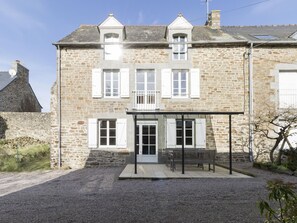 Exterior - Alluring Holiday Home in Pleudihen-sur-rance With Garden (Pleudihen-sur-Rance)