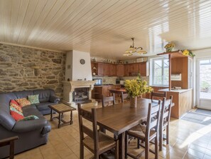 Living room - Alluring Holiday Home in Pleudihen-sur-rance With Garden (Pleudihen-sur-Rance)