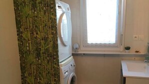 House | Bathroom | Bathtub, towels - Simplistic Holiday Home in Strasbourg With Balcony (Strasbourg)