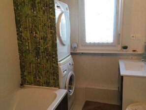 House | Bathroom | Bathtub, towels - Simplistic Holiday Home in Strasbourg With Balcony (Strasbourg)