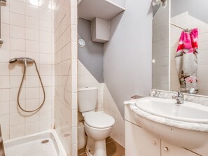 Towels - Simplistic Holiday Home in Nice With Balcony (Nice)