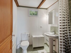 House | Bathroom | Shower, towels - Cosy Holiday Home in Magagnosc Near Golf Club (Grasse)