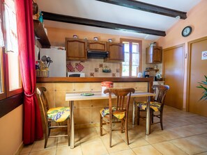Dining - Pleasant Holiday Home in St. Maurice D'ibie With Garden (Saint-Maurice-d'Ibie)